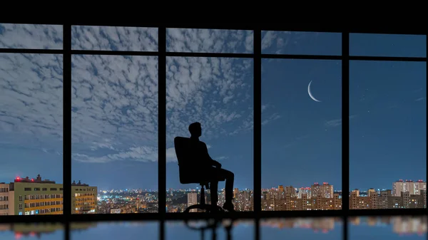 Человек Сидящий Рядом Панорамным Окном Фоне Ночного Города — стоковое фото