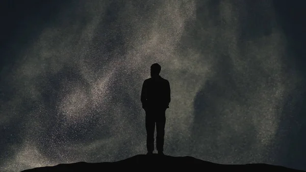 Άνθρωπος Στέκεται Πάνω Ιπτάμενα Κοσμικά Σωματίδια — Φωτογραφία Αρχείου