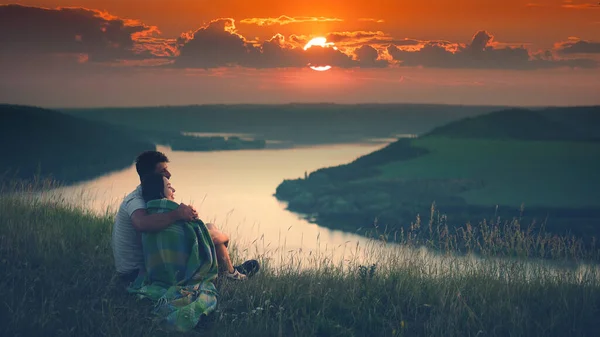 Romantic Couple Sitting River Beautiful Sunset Background — kuvapankkivalokuva