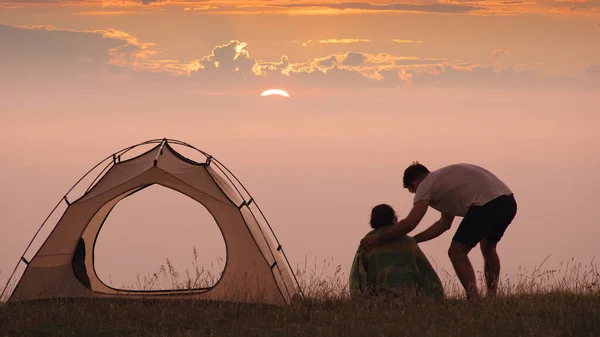 Man Caring His Woman Campsite — Fotografia de Stock