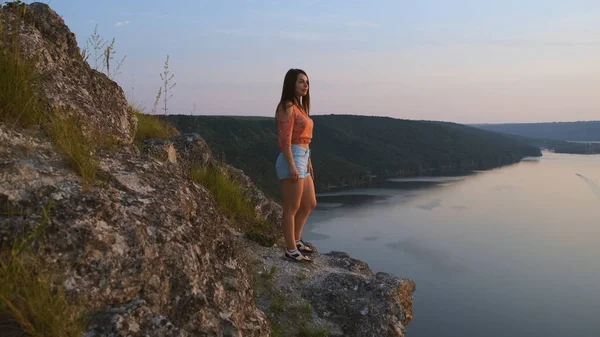 Young Woman Stands Rocky Mountain Beautiful River Background — Fotografia de Stock