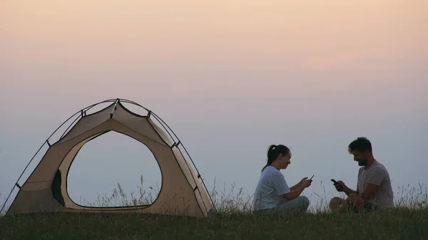 Man Woman Sitting Campsite Tent Smartphones — Fotografia de Stock