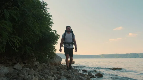 Attractive Man Backpack Walking Shore — kuvapankkivalokuva