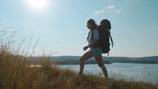 Young Woman Hiking Backpack Beautiful Coast — kuvapankkivalokuva