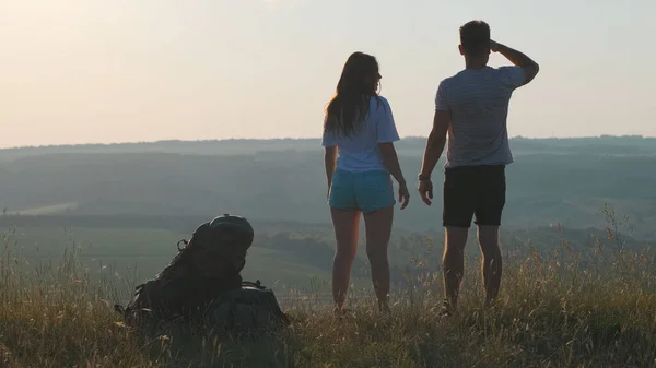 Couple Travelers Standing Mountain Top — kuvapankkivalokuva