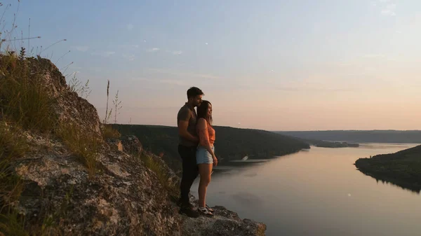 Romantic Couple Standing Rocky Mountain Top River — 스톡 사진