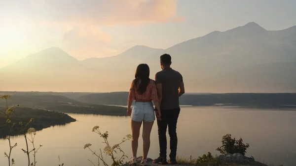 Young Couple Stand Mountain Top Beautiful River Background — Stock Fotó