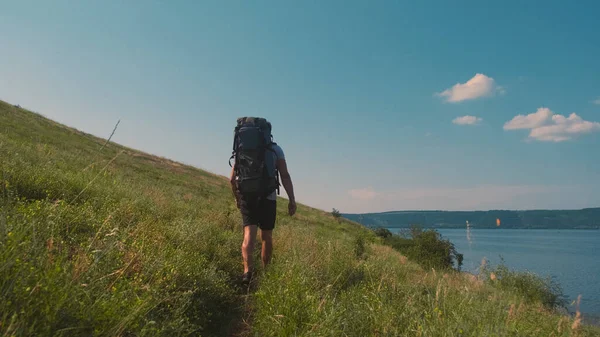 Man Backpack Trekking Beautiful Coast – stockfoto