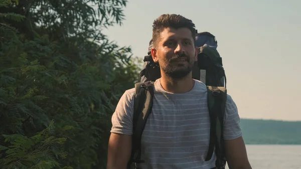 Handsome Man Backpack Walking Coast — kuvapankkivalokuva
