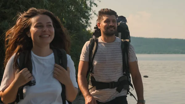 Romantic Couple Backpacks Walking Coast – stockfoto