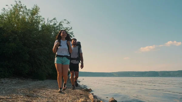 Romantic Couple Backpacks Walking Coast — kuvapankkivalokuva