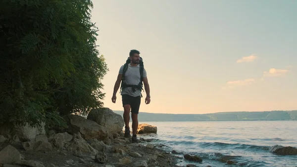 Attractive Man Backpack Walking Shore — kuvapankkivalokuva