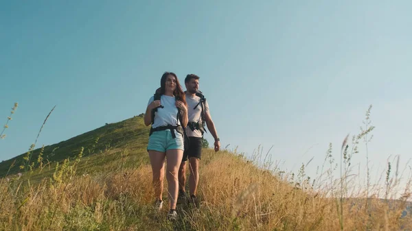 Couple Tourists Hiking Backpacks – stockfoto