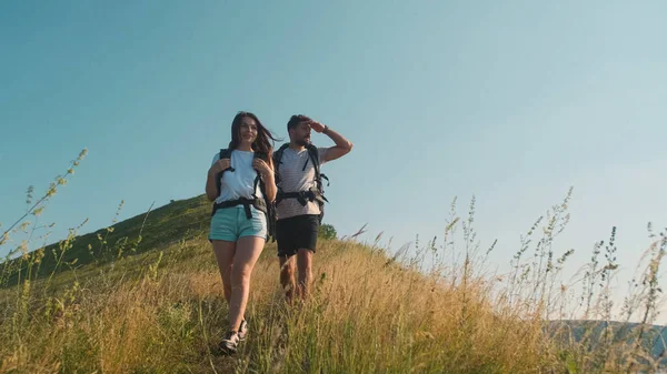 Couple Tourists Hiking Backpacks — Stok Foto