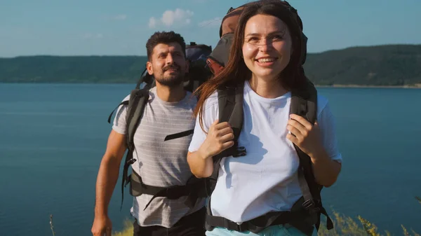 Чоловік Жінка Ходять Рюкзаками Уздовж Прекрасного Узбережжя — стокове фото