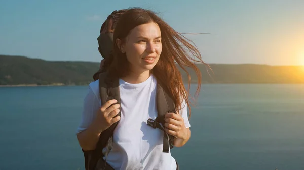 Attractive Girl Walking Backpack Coast – stockfoto