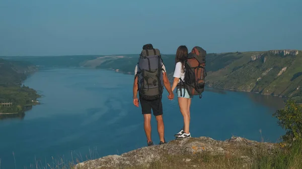 Man Woman Stand Mountain Top Beautiful River — Stok Foto