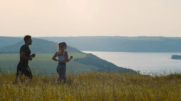 Man Woman Jogging Green Hill — Fotografia de Stock