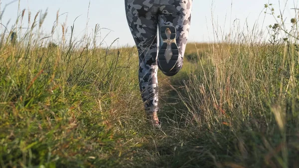 Young Woman Running Green Trail — kuvapankkivalokuva