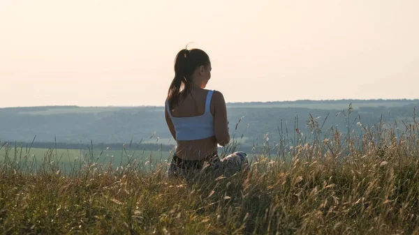 Young Sportive Woman Sitting Mountain Top — Stock Fotó