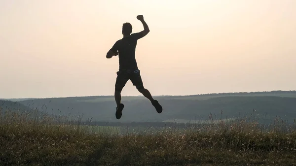Sportsman Jumps Mountain Top – stockfoto