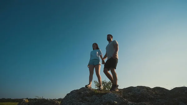 Young Couple Standing Mountain Top Blue Sky Background — Fotografia de Stock