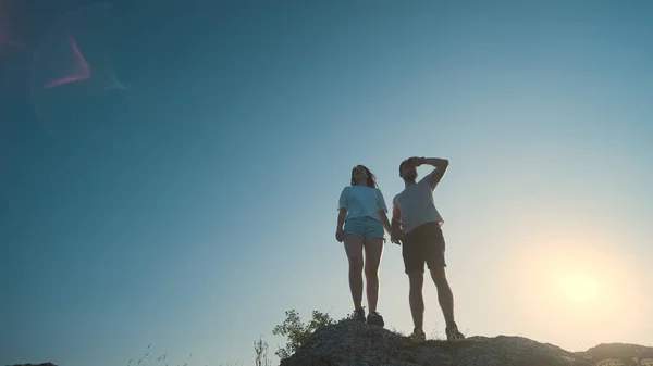 Young Couple Standing Mountain Top Blue Sky Background — Stok Foto