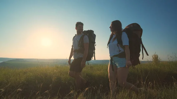 Two Travelers Walking Backpacks Blue Sky Background – stockfoto