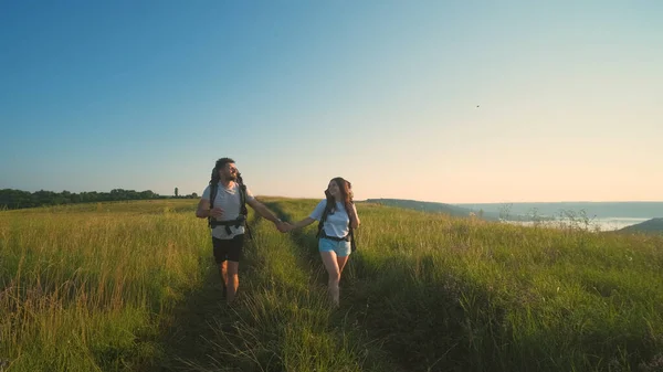 Two Tourists Walking Backpacks Blue Sky Background – stockfoto