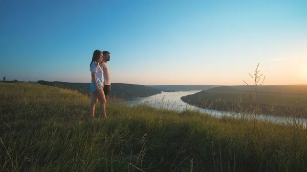 Romantic Couple Standing Mountain Top Beautiful River Background – stockfoto