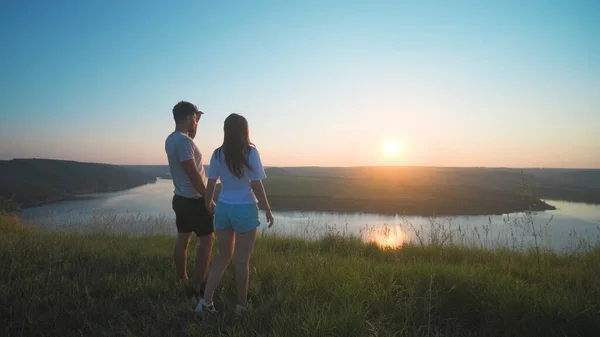 Romantic Couple Standing Mountain Top Beautiful River Background — kuvapankkivalokuva