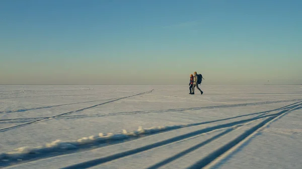 Two Expeditors Backpacks Walking Snow Field – stockfoto