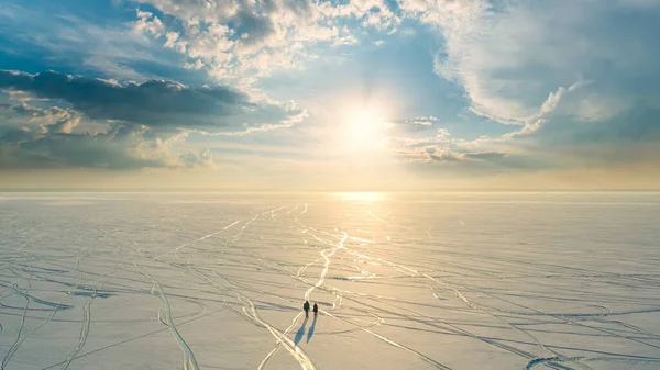 Two People Walking Endless Snow Field — Stok Foto