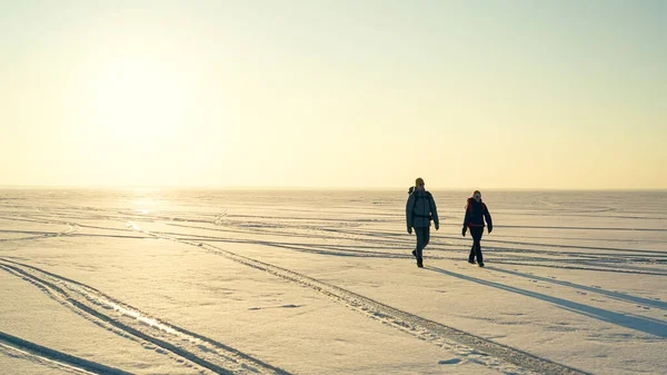 Two Travelers Backpacks Trekking Snow Field — kuvapankkivalokuva