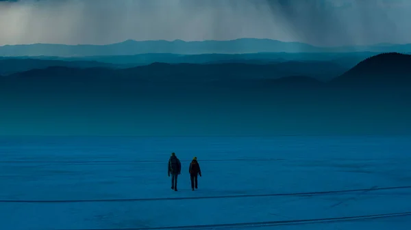 Two People Walking Snow Field Night Sky Background — Photo