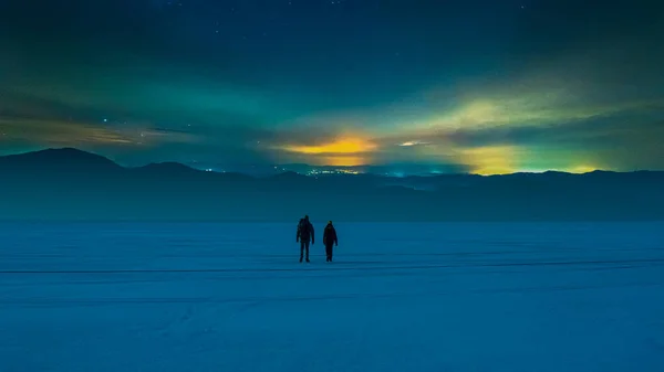 Two People Walking Snow Field Starry Sky Background — Stock Photo, Image