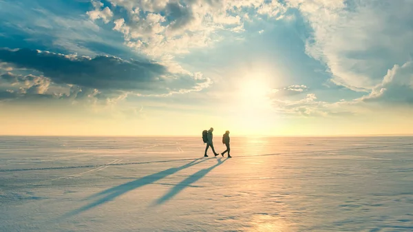 Two Travelers Backpacks Trekking Snow Field — kuvapankkivalokuva