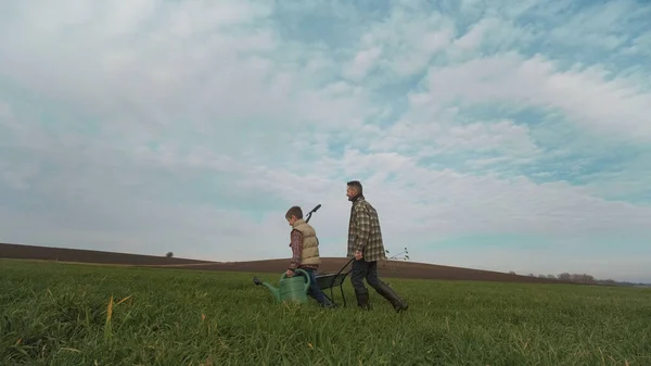 Dad Son Walking Field Wheelbarrow — Stock fotografie