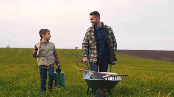 Father Son Walking Agricultural Field — kuvapankkivalokuva