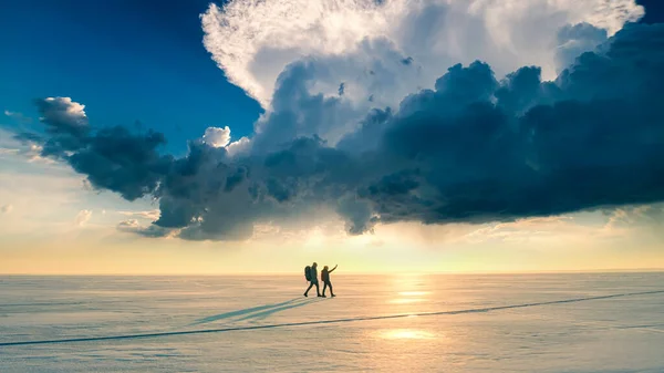 Two Travelers Going Snow Field Sunshine Background Stok Foto