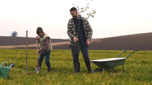 Friendly Family Planting Tree Green Field – stockfoto