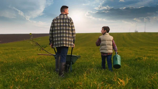 Farmer His Little Son Walking Green Field — kuvapankkivalokuva