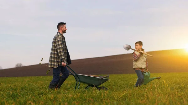 Father Son Walking Agricultural Field — kuvapankkivalokuva