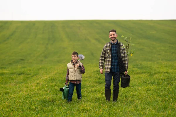Dad Son Walking Field – stockfoto