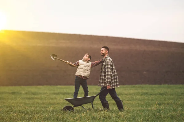 Handsome Farmer Carrying His Son Wheelbarrow — Stok Foto