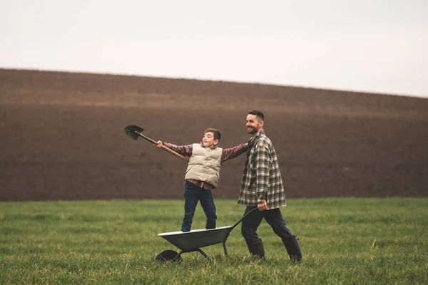 Handsome Farmer Carrying His Son Wheelbarrow – stockfoto