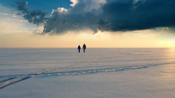Two Backpackers Trekking Icy Snow Field — kuvapankkivalokuva