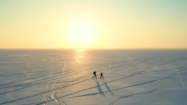 Beautiful View Snow Field Walking Expeditors — kuvapankkivalokuva