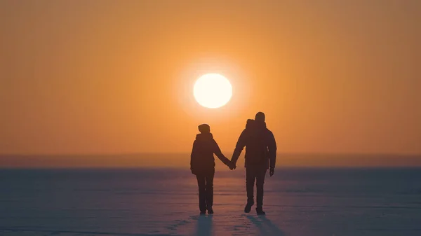 Man Woman Going Snow Field Sunset Background — kuvapankkivalokuva