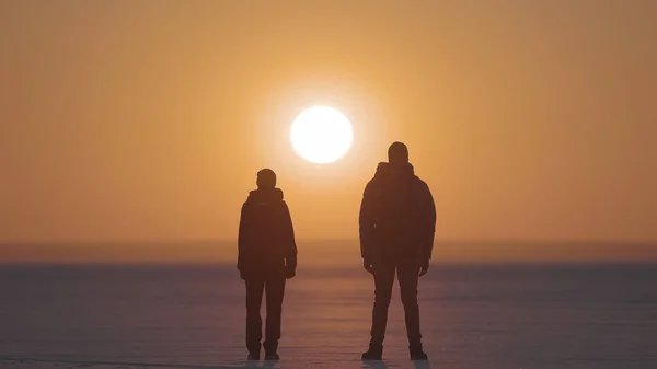 Two Backpackers Standing Sunset Background – stockfoto